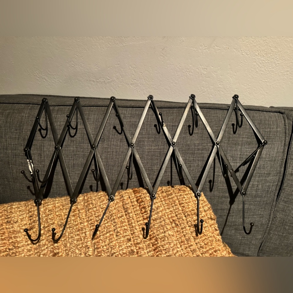 Expandable hanging hooks - Picture 2 of 3